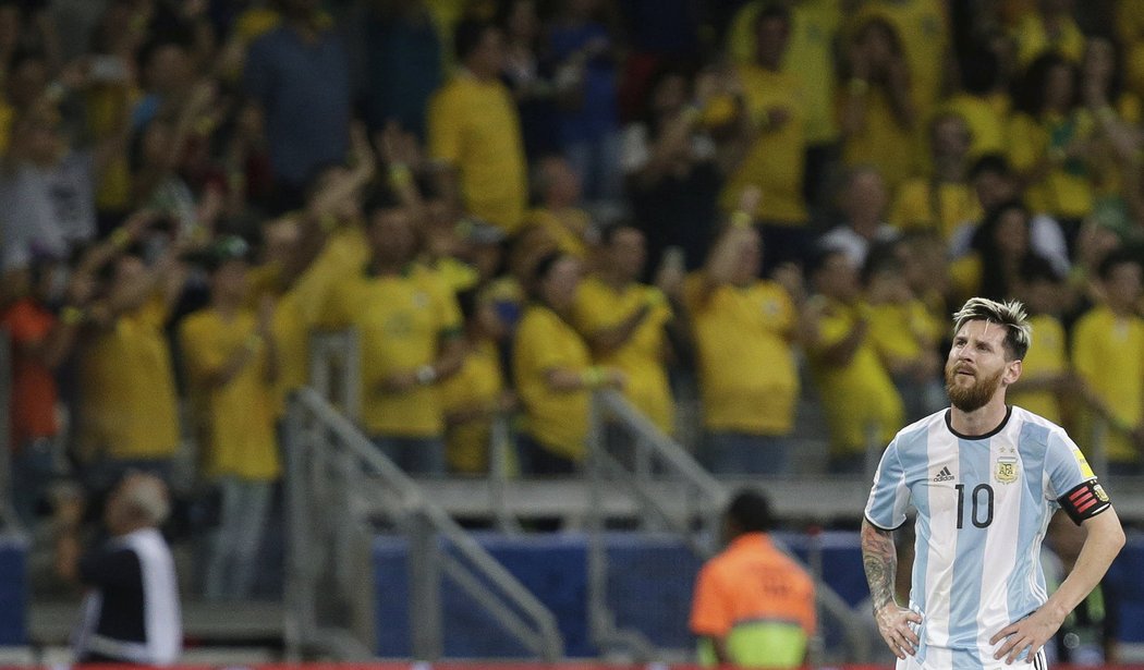 Zklamaný Lionel Messi při zápase jihoamerické kvalifikace proti Brazílii