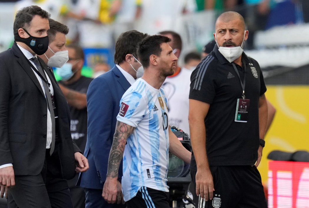 Lionel Messi odchází po bizarním přerušení zápasu Brazílie - Argentina