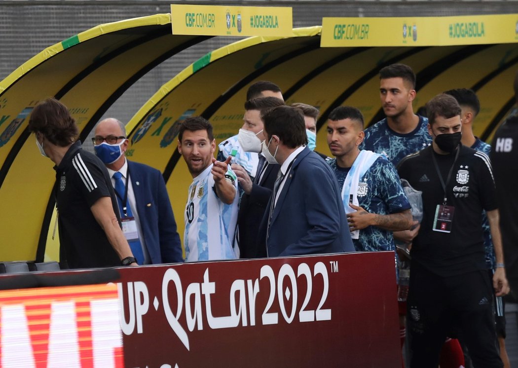 Lionel Messi odchází po bizarním přerušení zápasu Brazílie - Argentina
