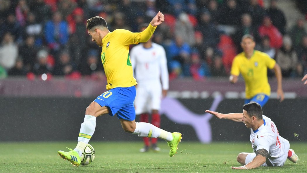 Brazilský útočník Roberto Firmino využil nepřesnosti v české obraně a vyrovnal na 1:1