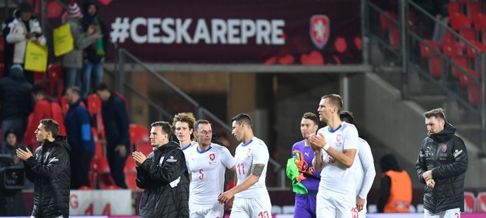 Čeští fotbalisté děkují fanouškům po utkání s Brazílií (1:3)