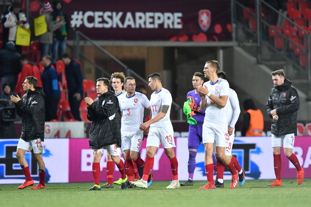 Čeští fotbalisté děkují fanouškům po utkání s Brazílií (1:3)