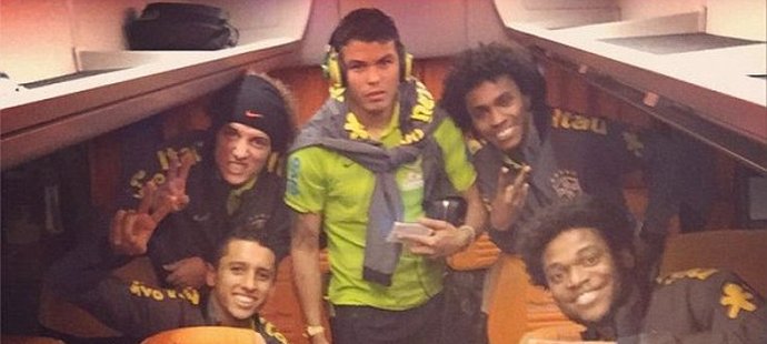 Neymarovo vítězné selfie v autobuse: zapózovali mu David Luiz, Thiago Silva, Marquinhos, Luiz Adriano, Willian a Douglas Costa...