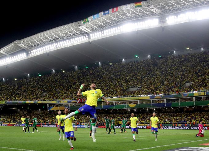 Neymar předehnal Pelého, napodobil jeho oslavu: Píšu vlastní příběh Neymar předehnal Pelého, napodobil jeho oslavu: Píšu vlastní příběh