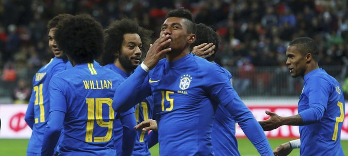 Brazilec Paulinho slaví třetí gól proti Rusku