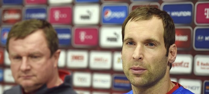 Petr Čech na tiskové konferenci před zápasem se Srbskem.