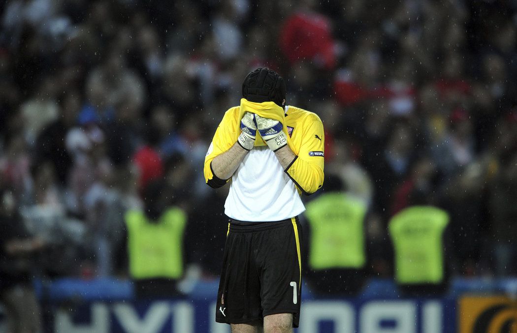 V důležitém utkání o postup ze skupiny na EURO 2008 Čech chyboval a po utkání byl terčem kritiky