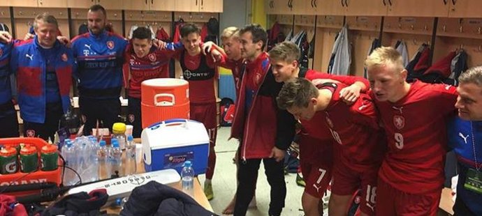Česká reprezentace do 19 let oslavuje v kabině vítězství nad vrstevníky z Lucemburska