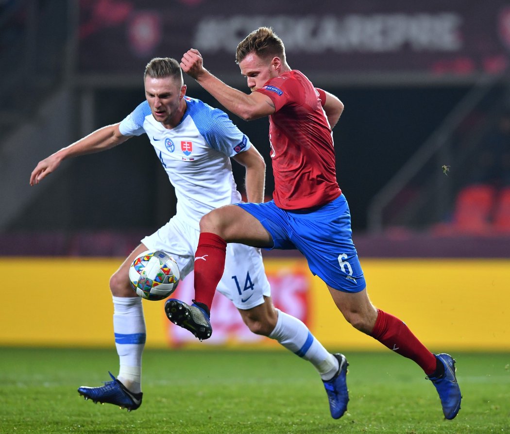 Tomáš Kalas se snaží pláchnout slovenskému obránci Milanu Škriniarovi