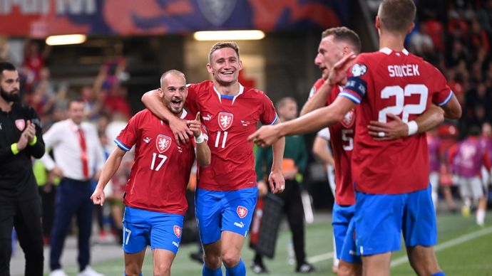 Václav Černý se raduje se spoluhráči