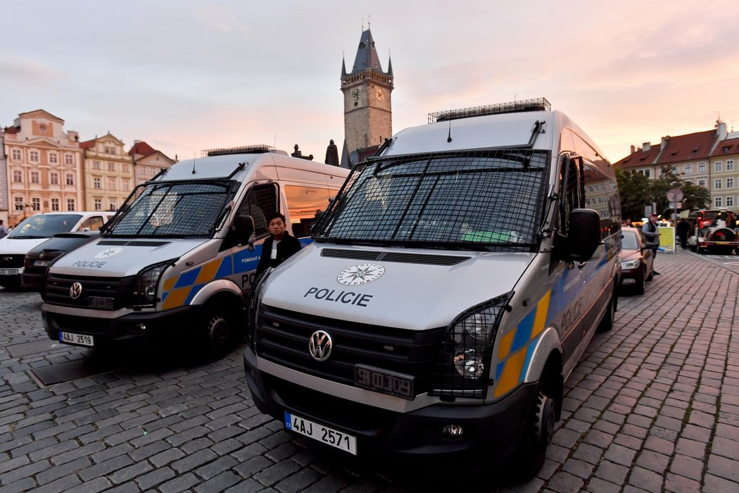 Policie dohlíží na anglické fanoušky po celém centru Prahy