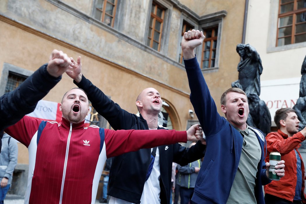 Angličtí fanoušci si užívali výjezd do centra Prahy, večer proti nim ale zasahovala policie