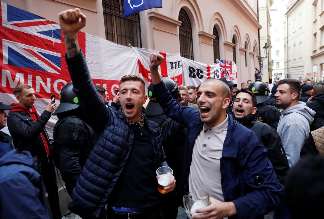 Angličtí fanoušci si užívali výjezd do centra Prahy, večer proti nim ale zasahovala policie