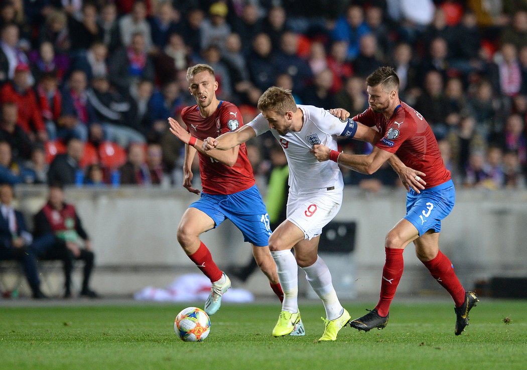 Ondřej Čelůstka se snaží udržet krok s Harrym Kanem