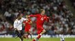 Jaroslava Plašila stíhá Ashley Cole během přípravného utkání mezi Anglií a Českou republikou hraném ve Wembley v roce 2008