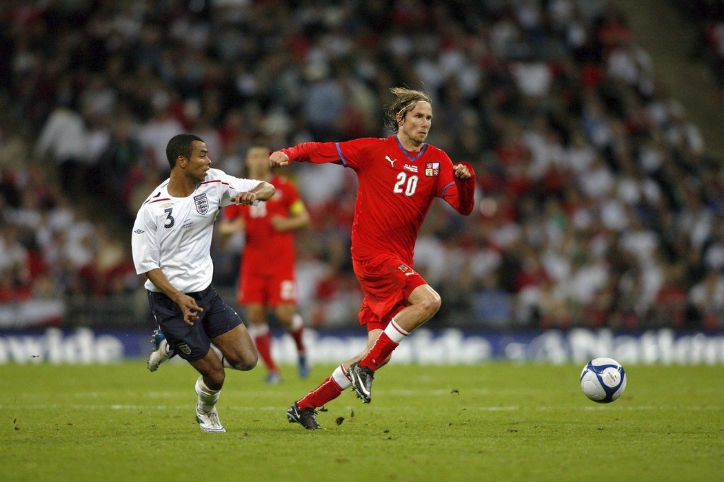 Jaroslava Plašila stíhá Ashley Cole během přípravného utkání mezi Anglií a Českou republikou hraném ve Wembley v roce 2008