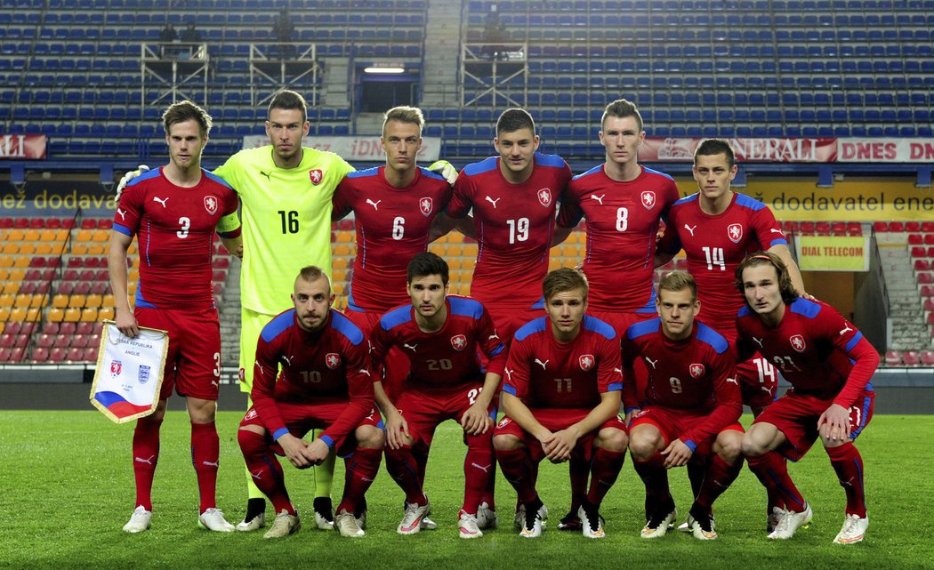 Tým české reprezentační jednadvacítky před utkáním s Anglií