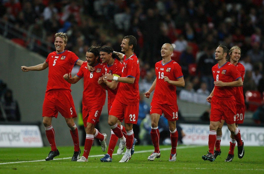 Čeští fotbalisté se ve Wembley radují po gólu Marka Jankulovskiho