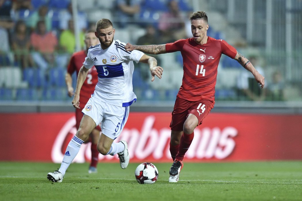 Václav Kadlec (vpravo) podal proti Arménii velmi dobrý výkon