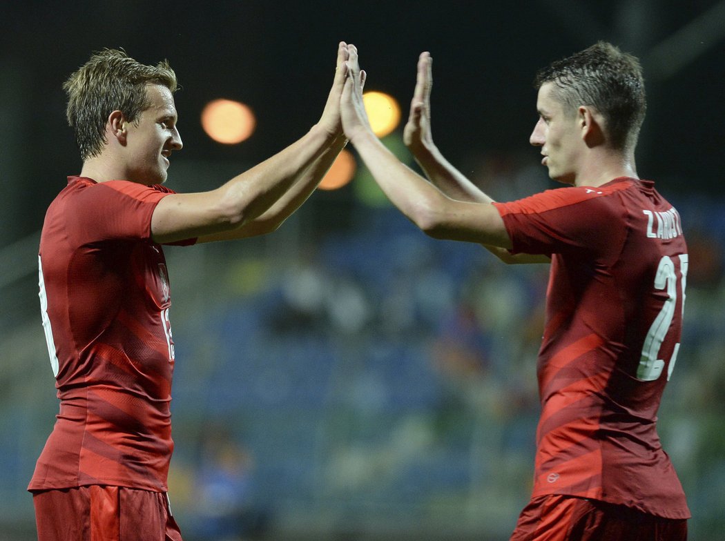 Jan Kopic (vlevo) slaví třetí český gól s Ondřejem Zahustelem