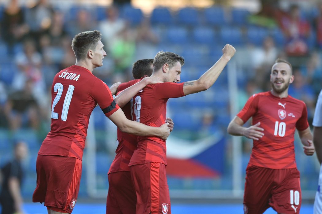 Čeští fotbalisté se radují z rychlého úvodního gólu v zápase proti Arménii, který dal Ladislav Krejčí