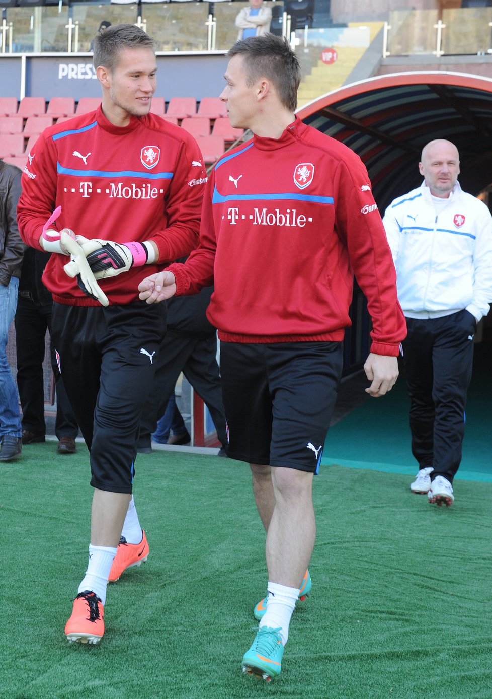 Mladíci Tomáš Vaclík a Stanislav Tecl debatují před začátkem českého tréninku na stadionu v Jerevanu