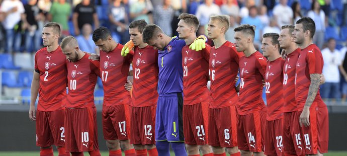 Čeští fotbalisté uctili před výkopem památku zesnulé gymnastky Věry Čáslavské minutou ticha