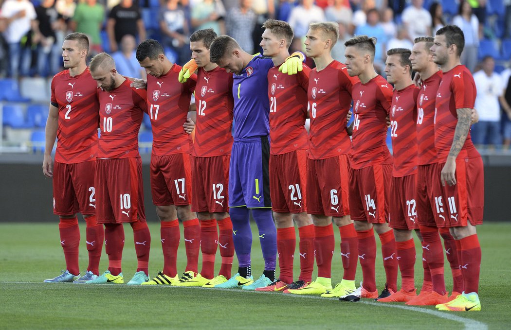 Čeští fotbalisté uctili před výkopem památku zesnulé gymnastky Věry Čáslavské minutou ticha