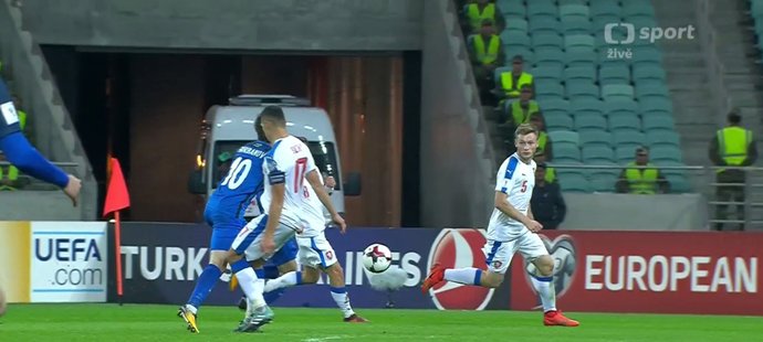 Penaltový zákrok českého kapitána Marka Suchého v utkání s Ázerbájdžánem