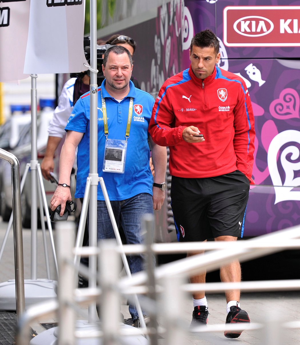 Milan Baroš přichází po vyšetření v nemocnici na tréninkový stadion