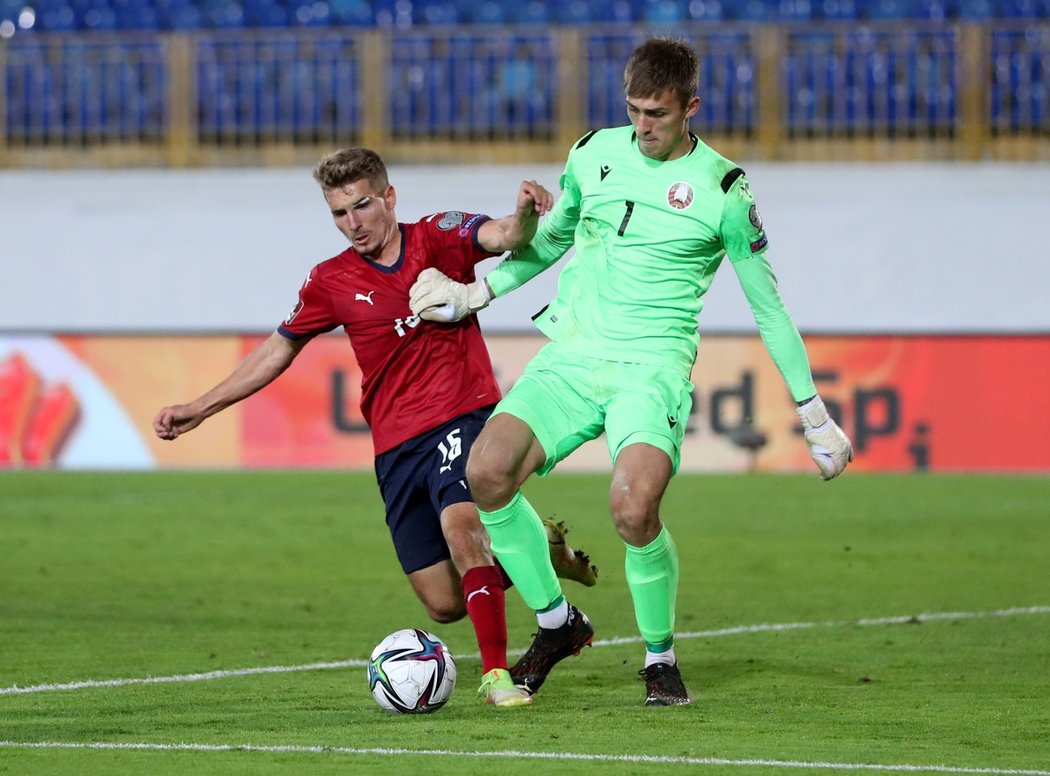 Český záložník Michal Sadílek dotírá na běloruského brankáře