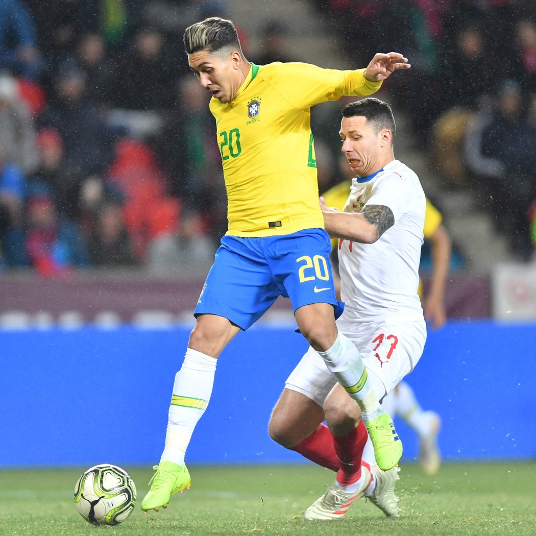 Roberto Firmino se po nepřesné přihrávce Theodora Gebre Selassieho dostal k míči rychleji než Marek Suchý a vyrovnal stav utkání Česko - Brazílie na 1:1