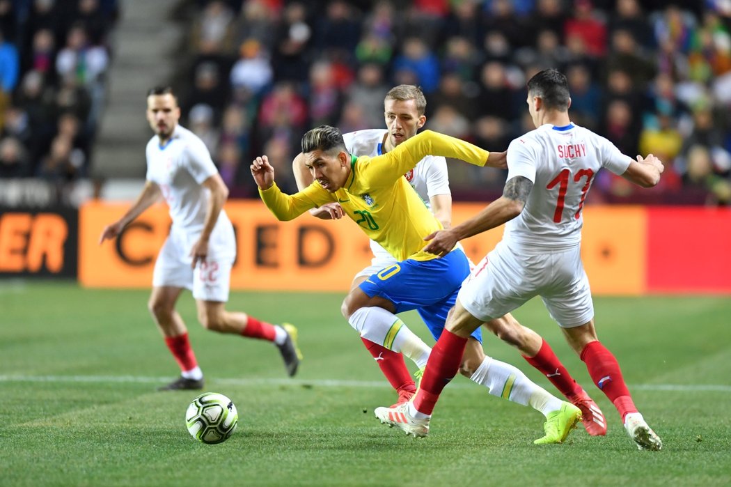 Roberto Firmino se snaží proklouznout mezi Tomášem Součkem a Markem Suchým