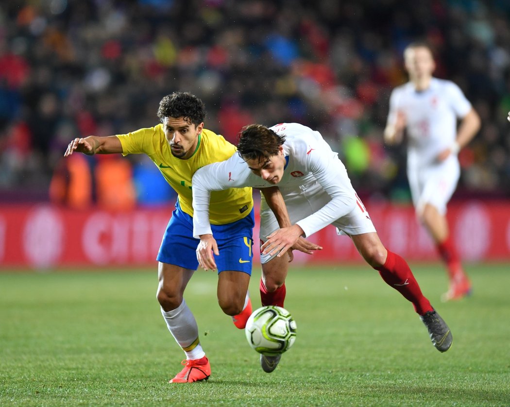 Patrik Schick je nedovoleně zastaven Marquinhosem