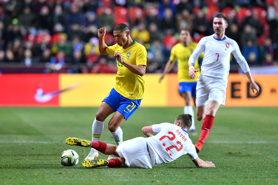 Filip Novák skluzem zastavuje Richarlisona