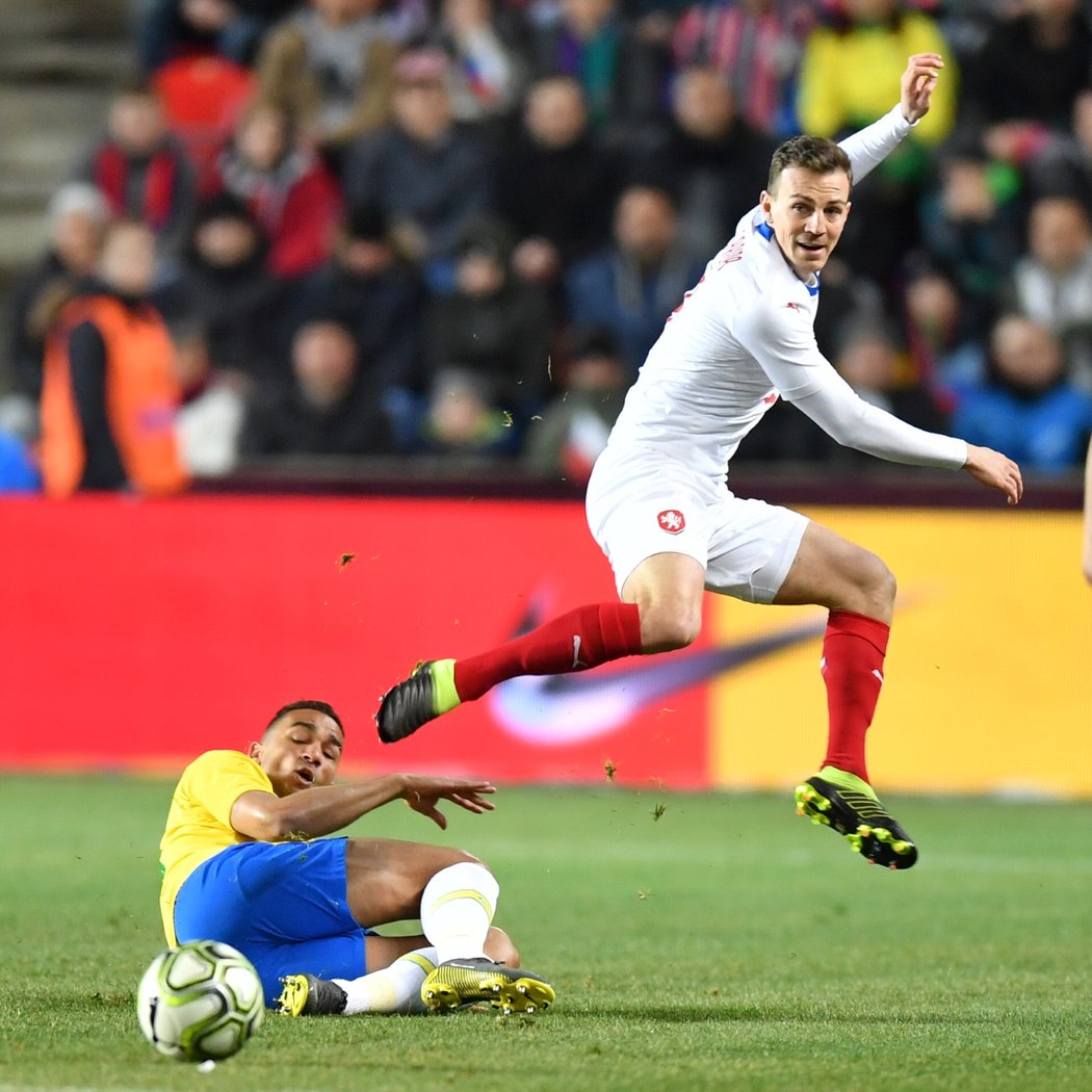 Brazilec Danilo v souboji s Vladimírem Daridou