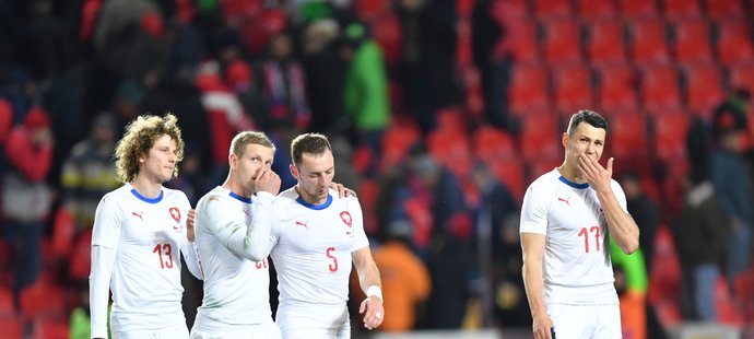 Zklamaní čeští fotbalisté po utkání s Brazílií (1:3)