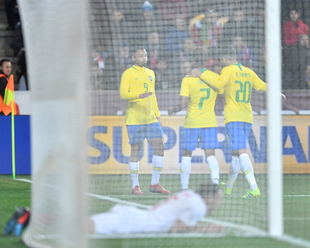 Fotbalisté Brazílie oslavují gól Gabriela Jesuse na 2:1 proti České republice