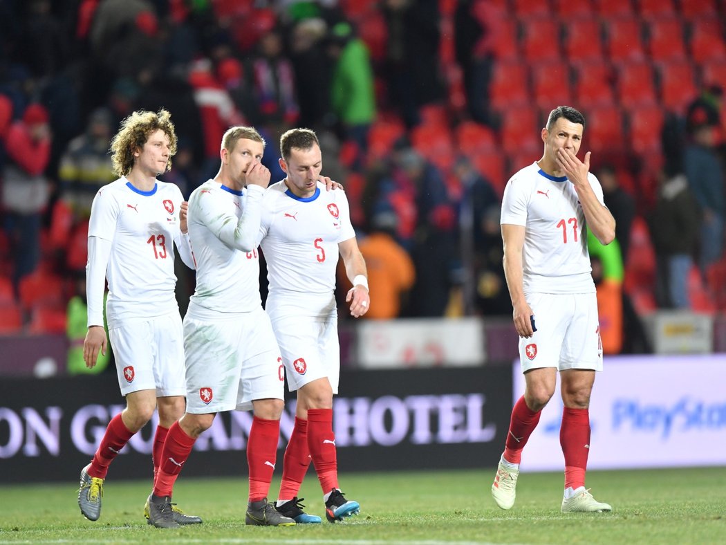 Zklamaní čeští fotbalisté po utkání s Brazílií (1:3)