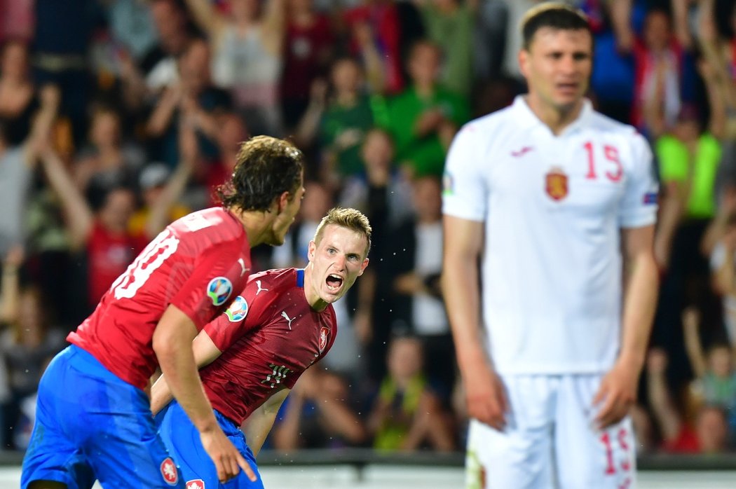 Patrik Schick (vpravo) a Jakub Jankto (uprostřed) se radují z druhého gólu národního týmu v zápase s Bulharskem