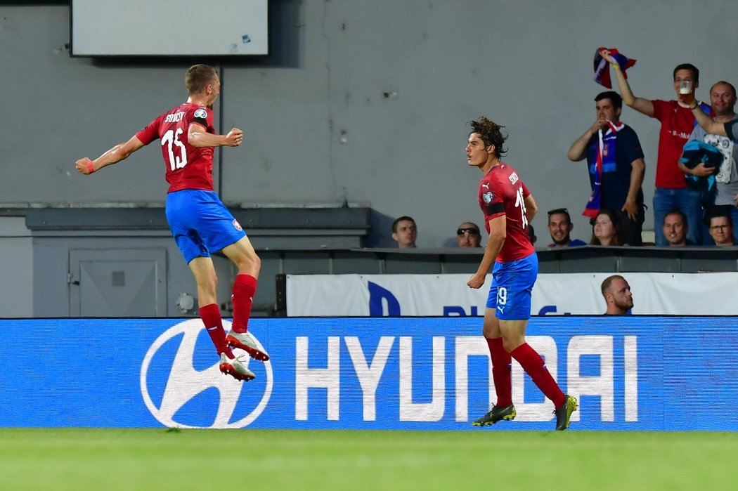 Patrik Schick (vpravo) a Tomáš Souček (vlevo) oslavují vyrovnávací branku na 1:1