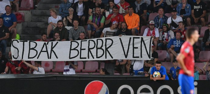Transparent fanoušků během zápasu Česko - Bulharsko
