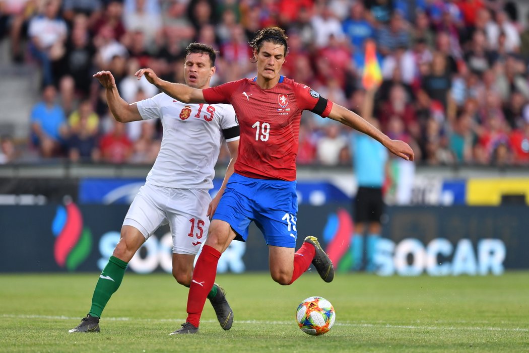 Patrik Schick (vpravo) si kryje míč před Vasilem Božikovem (vlevo)