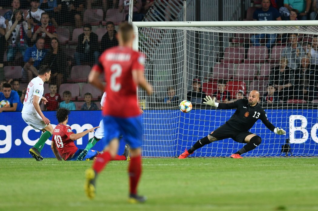 Patrik Schick střílí druhou branku národního týmu proti Bulharsku