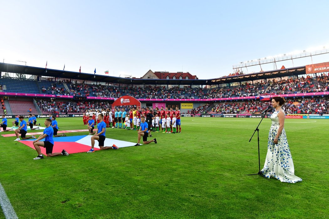 Předzápasový ceremoniál na Letné