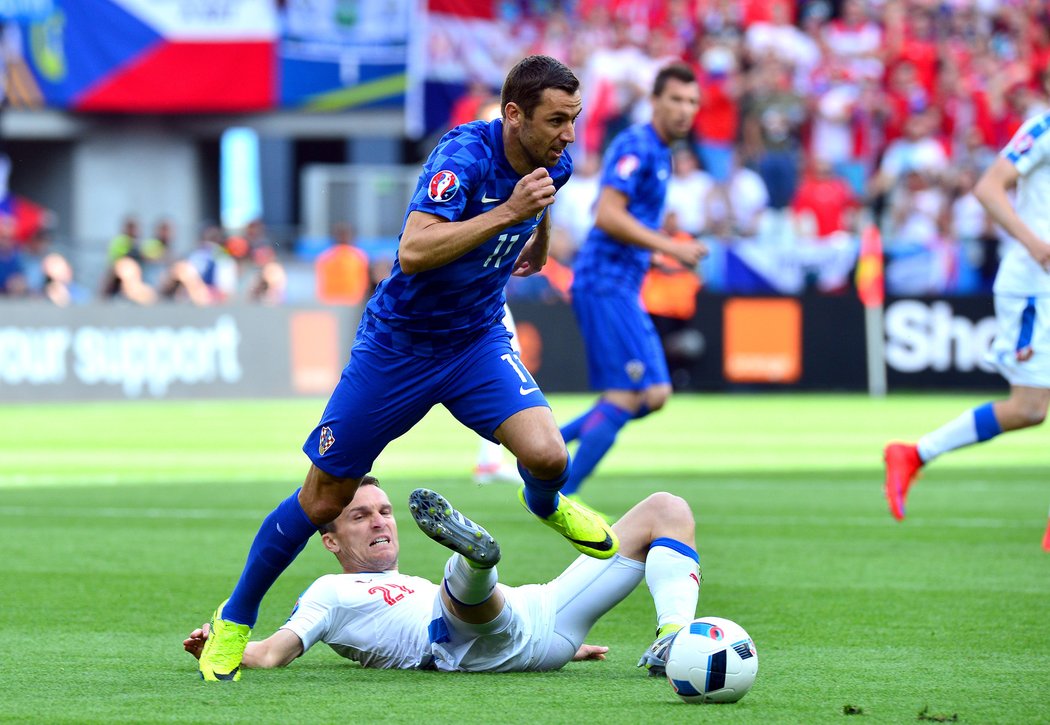 2016. David Lafata se na EURO 2016 snaží v duelu s Chorvatskem zastavit unikajícího Darija Srnu