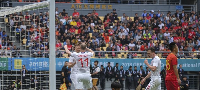 Čeští fotbalisté se radují z branky proti Číně