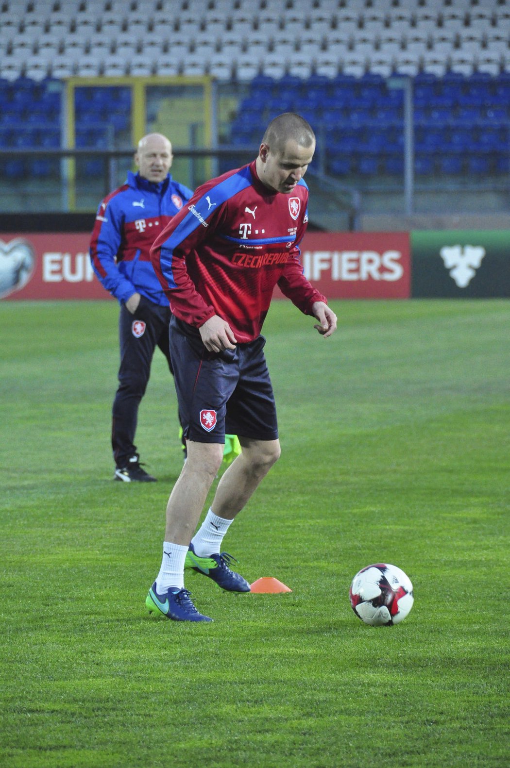 Adam Hloušek při tréninku před nedělním utkáním kvalifikace mistrovství světa ve fotbale s celkem San Marina