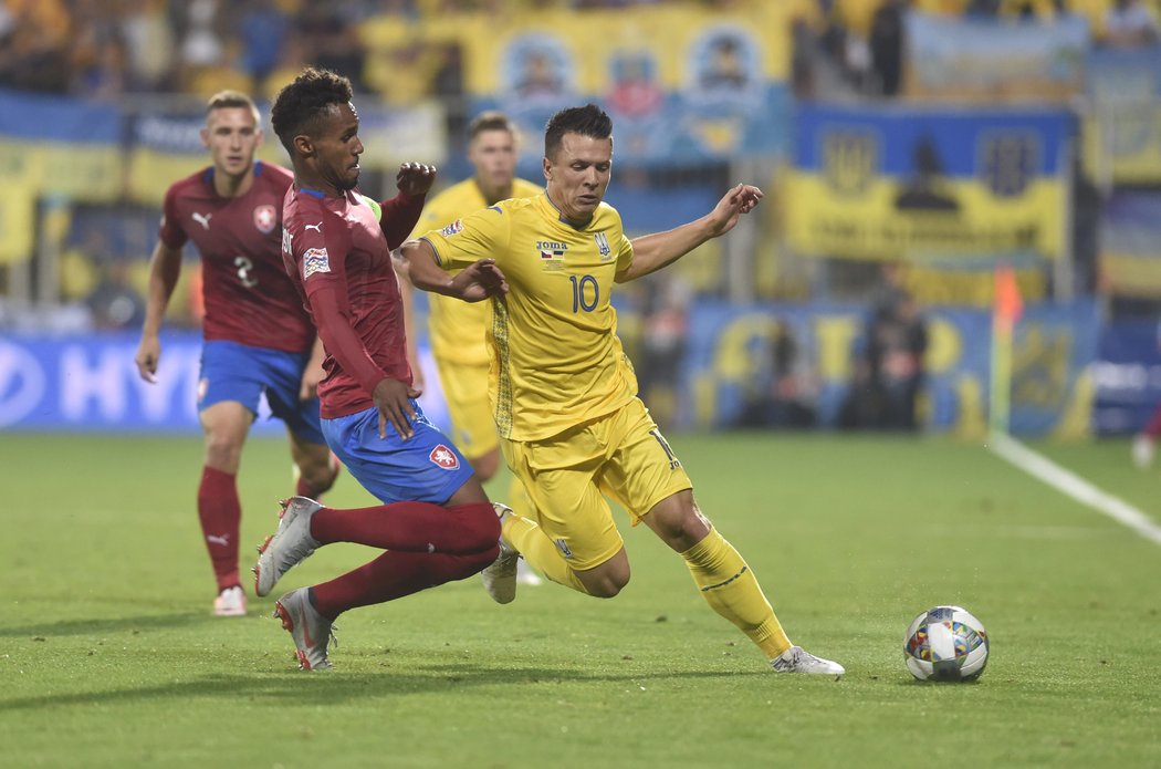 Theodor Gebre Selassie a Jevhen Konopljanka bojují o míč