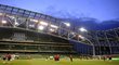 Aviva Stadium během úterního večerního tréninku české reprezentace. Ačkoliv se Irům zdála aréna zprvu malá, vyprodáno nebude.